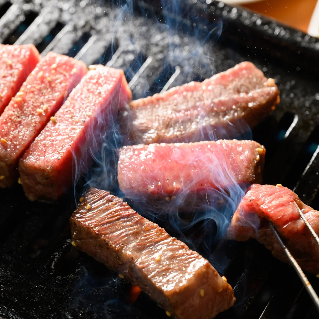 グリルの上の肉
